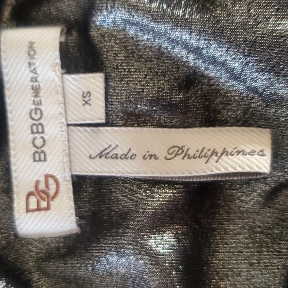 BCBGENERATION Shimmery Flowy Top. Size XS Black - Picture 8 of 10